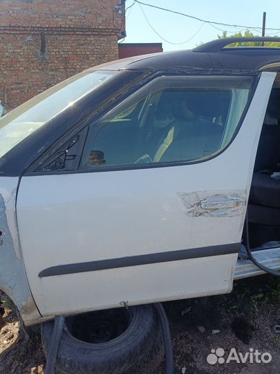 Дверь передняя левая skoda roomster 2012