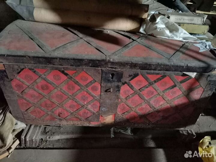 Сундук старинный