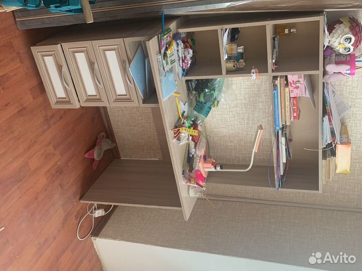 Детский письменный стол с полками