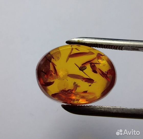 Янтарь кабошон с инклюзами