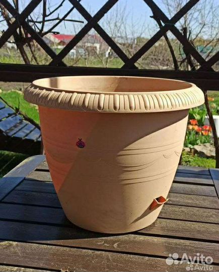 Большой вазон кашпо на колёсах