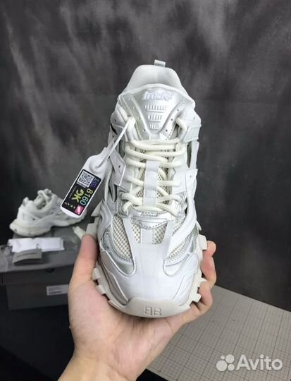 Кроссовки balenciaga track 2 на руках