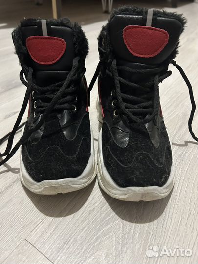 Кроссовки женские