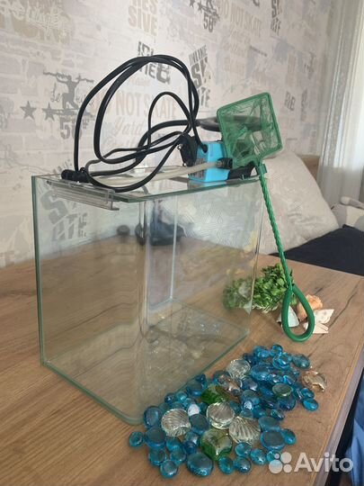 Продам аквариум маленький со всем инвентарем