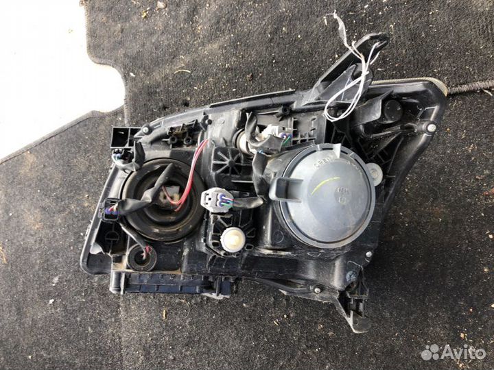 Фара передняя правая Toyota Avensis AZT250