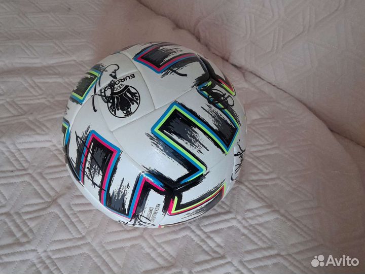 Футбольный мяч с подписями игроков сборной России