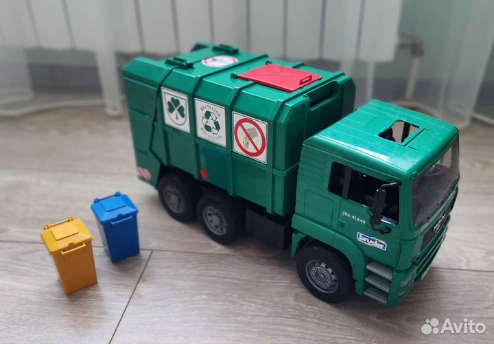 Мусоровоз bruder