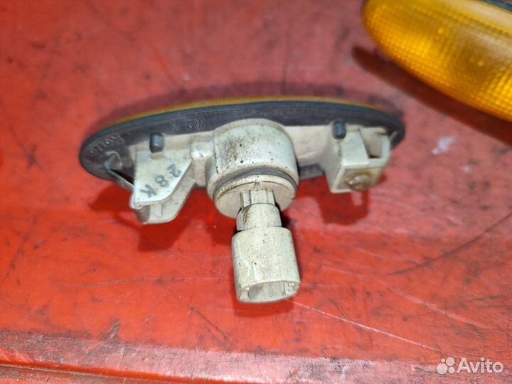 Повторитель в крыло Mazda 626 Ge седан 1.8 FP 1992