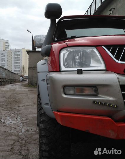 Расширители колёсных арок Mitsubishi L200