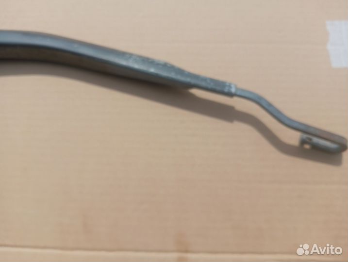 Поводок стеклоочистителя правый Nissan Primera P12