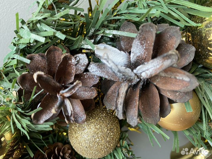 Венок новогодний из шишек и елочных шариков