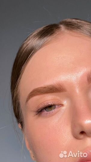 Модель на брови