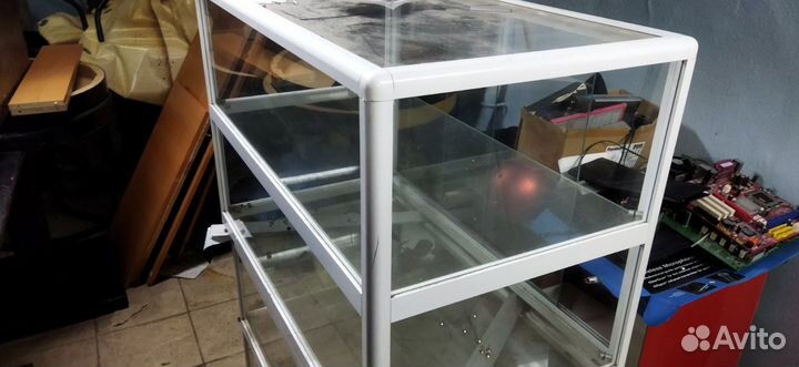 Стеклянная витрина с полкой