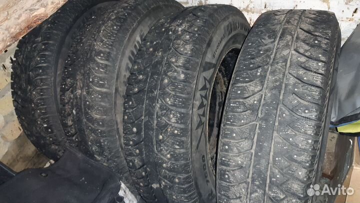 Bridgestone Ice Cruiser 7000 215/70 R16 100
