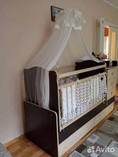 Детская кровать с пеленальным комодом