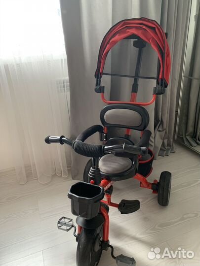 Трехколесный велосипед с ручкой