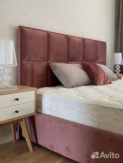 Кровати. Кровать с мягким изголовьем