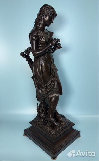 Скульптурная композиция «Любит-не-любит»