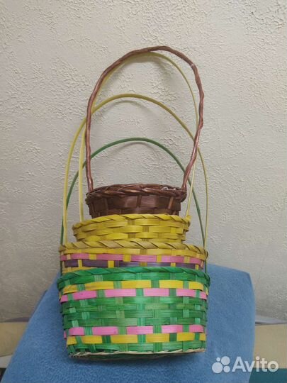 Четыре плетённые корзины для оформления подарков