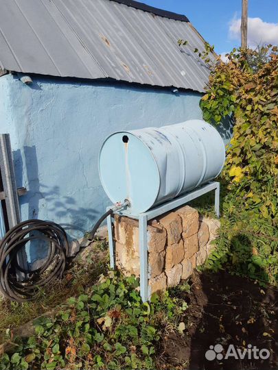 Бочка с краном на подставке.Шпалы