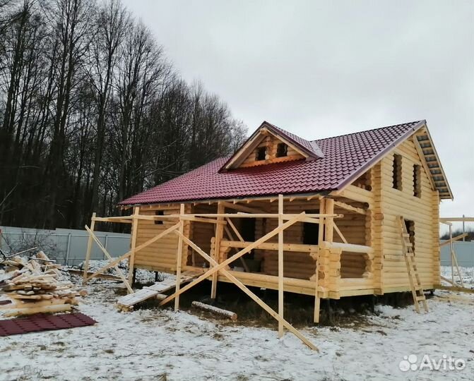 Сруб дома из бревна