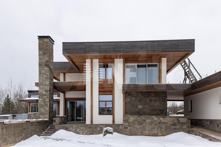 Дом 880 м² на участке 27 сот.