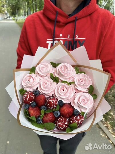 Букет из клубники с зефирными цветами