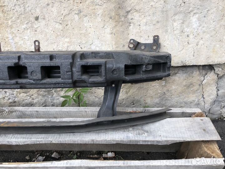 Усилитель переднего бампера Volkswagen Passat B6