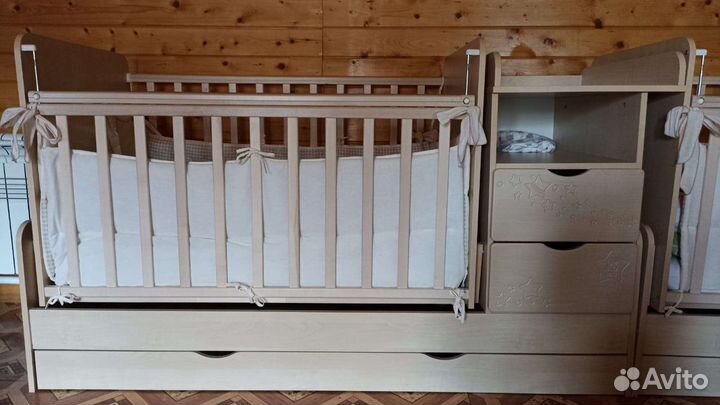 Детская кроватка с маятником