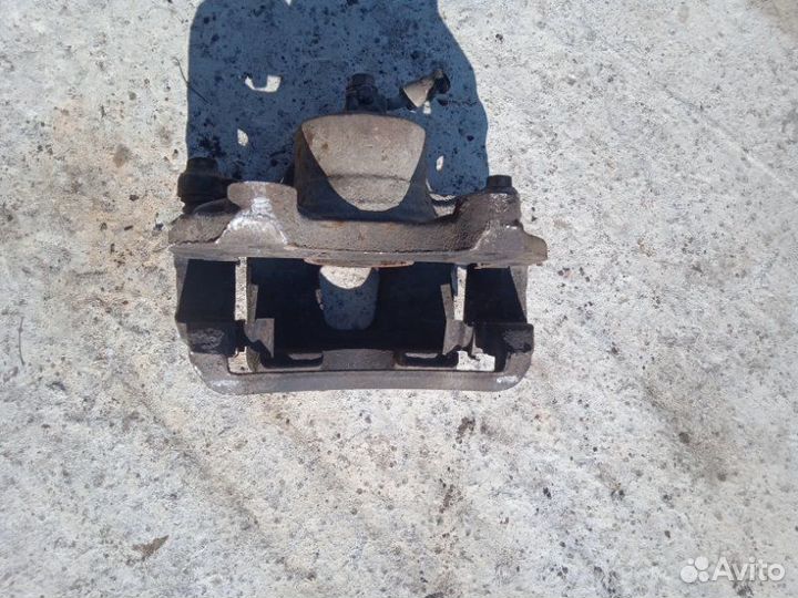 Суппорт тормозной передний правый Nissan Cefiro