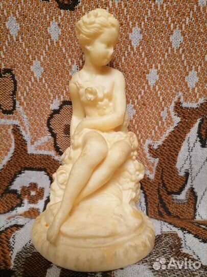 Фарфоровая статуэтка