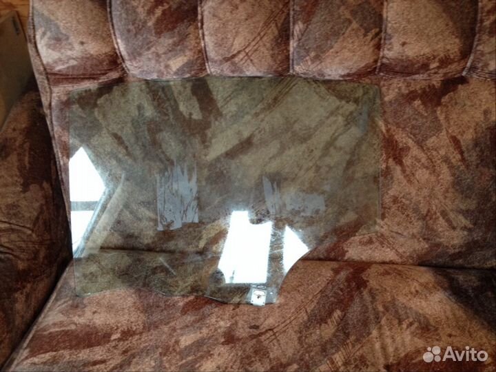 Стекло задней двери Мазда