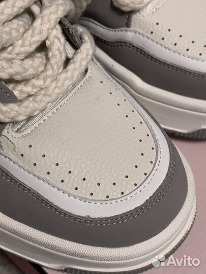 Кроссовки женские