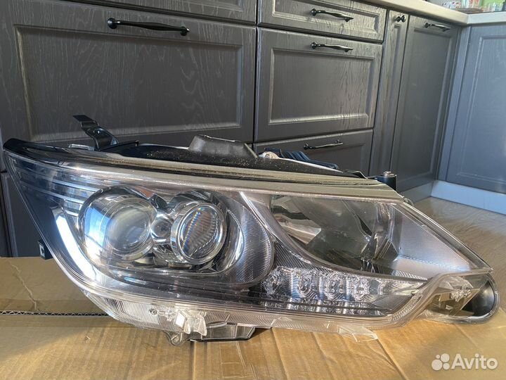 Передняя правая фара на Toyota Camry 2017