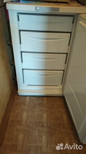 Морозильный шкаф Indesit SFR 100 белый