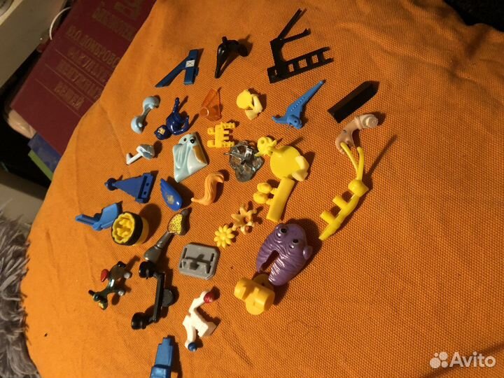 Россыпь частей от фигурок киндер сюрприз