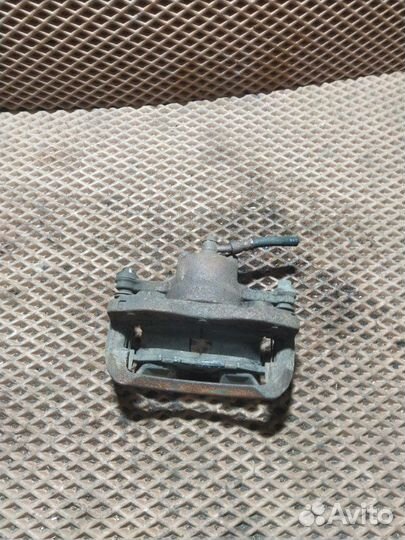 Суппорт тормозной передний правый Nissan Cube BZ11