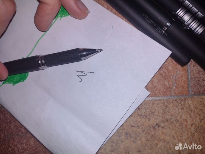 Ручки красные шариковые, черные гелевые