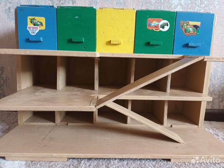 Деревянная парковка для машинок