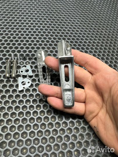 Подножки задние пассажира Suzuki GSX-R 600/750