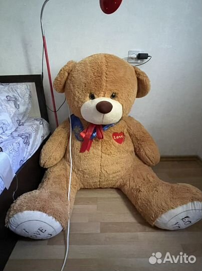 Большой плюшевый медведь