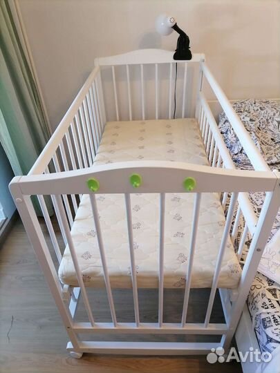 Детская кроватка с маятником