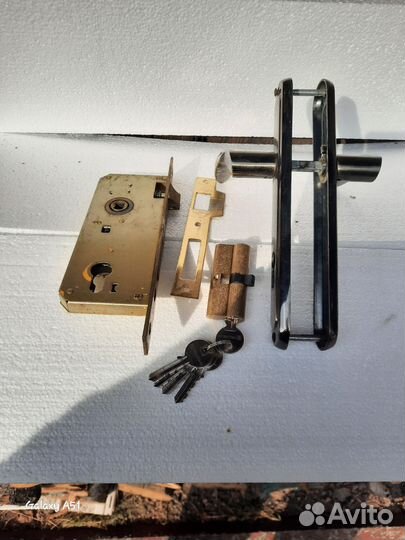 Замок дверной бу