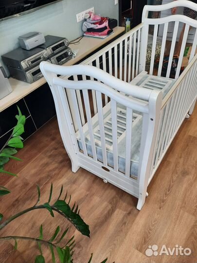 Детская кроватка с маятником