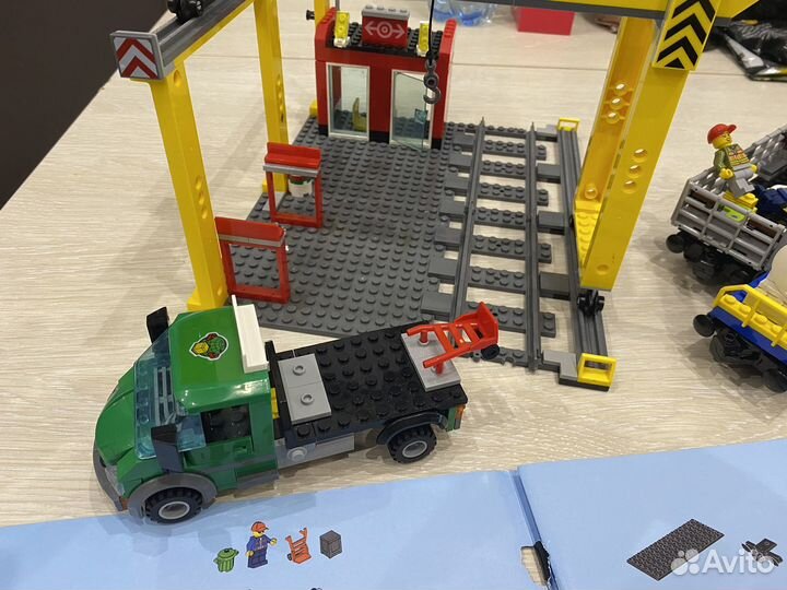 Lego поезд 60052 аналог