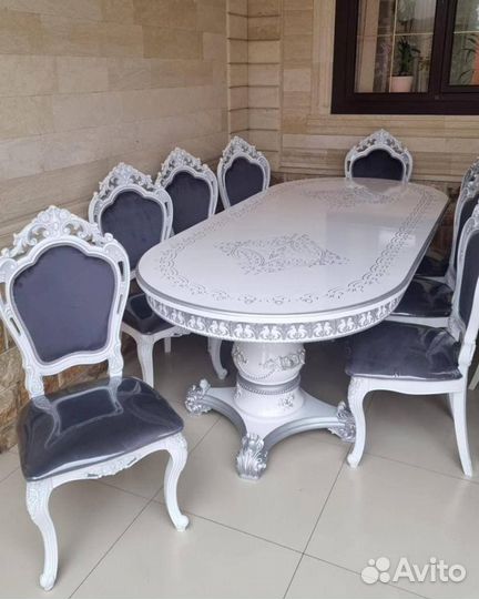 Стол и стулья