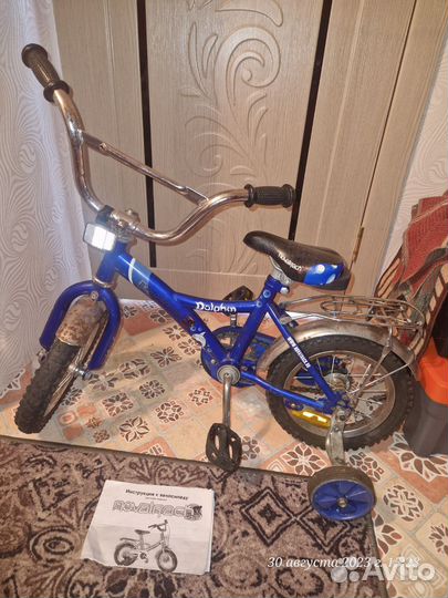 Детский велосипед с дополнительными колесами