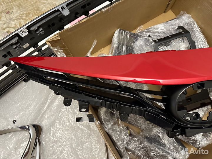 Решетка с красной накладкой Toyota Camry 75