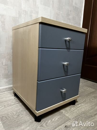 Прикроватная тумбочка на колесиках