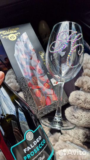 Бокал с инициалами стразами